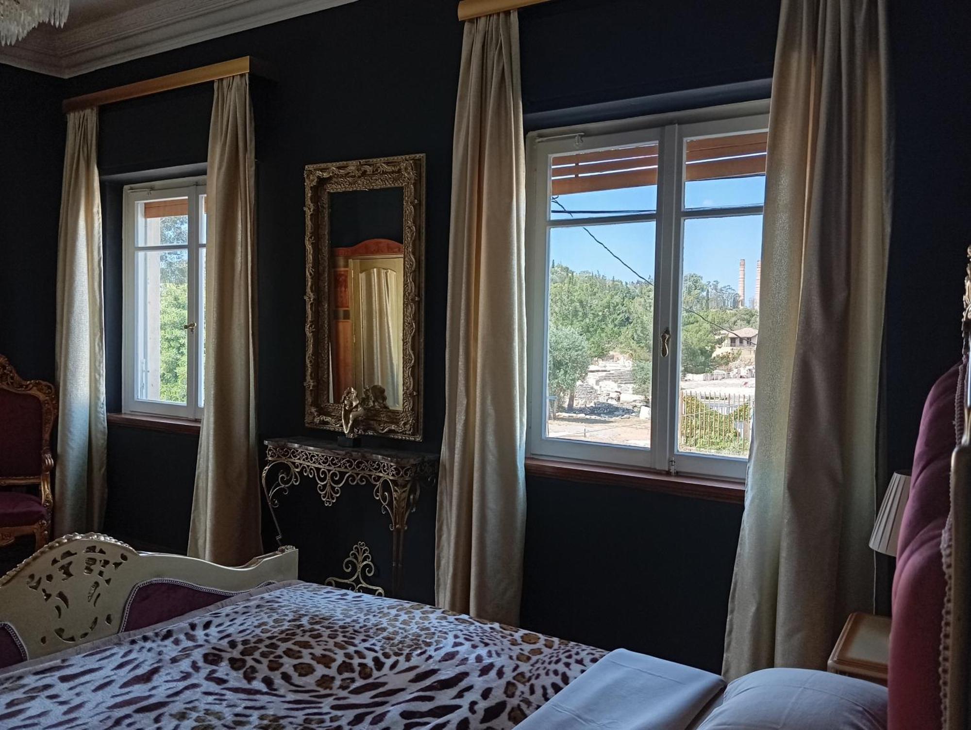Iris Baroque Apartment Елефсіна Екстер'єр фото