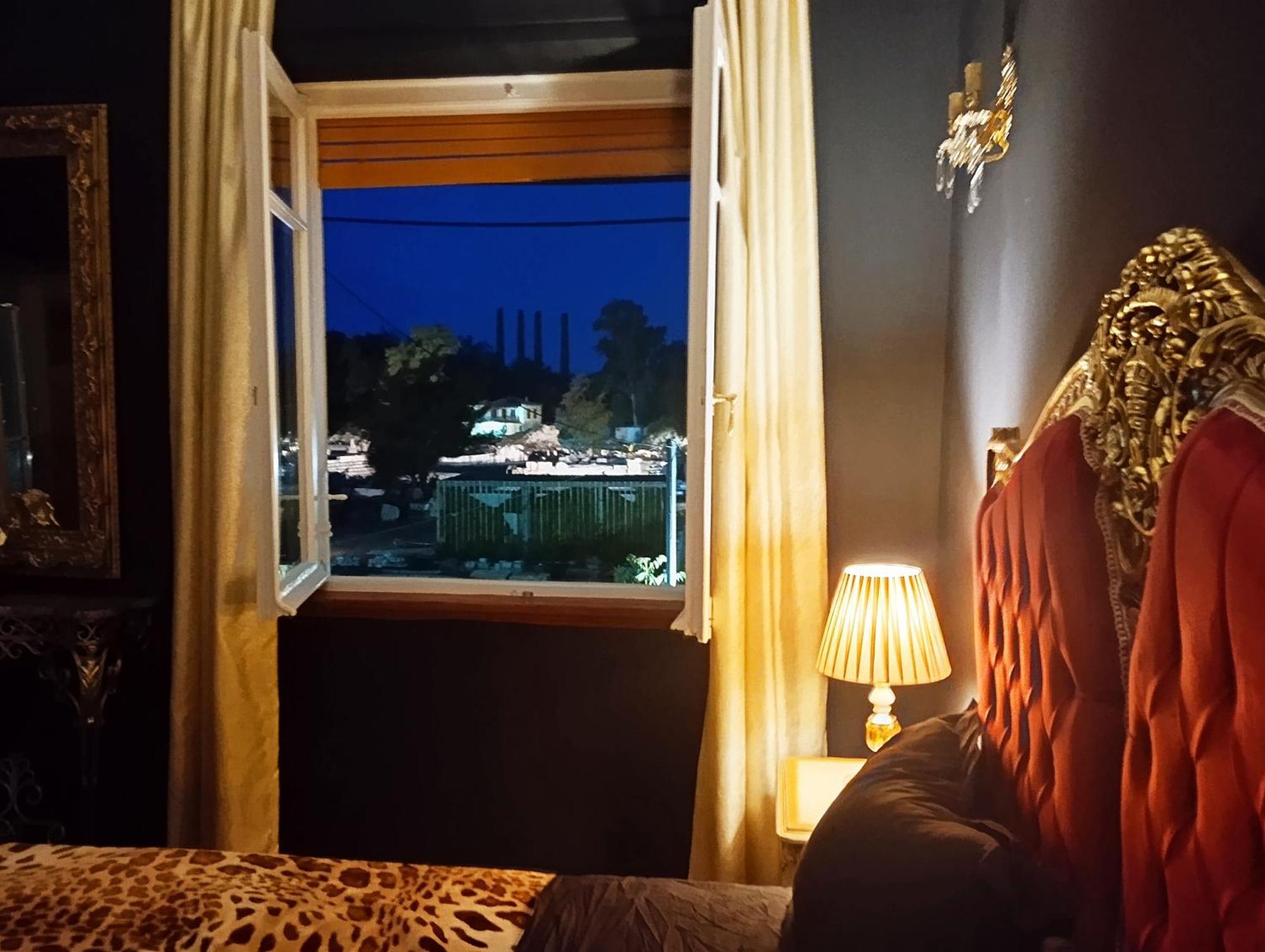 Iris Baroque Apartment Елефсіна Екстер'єр фото
